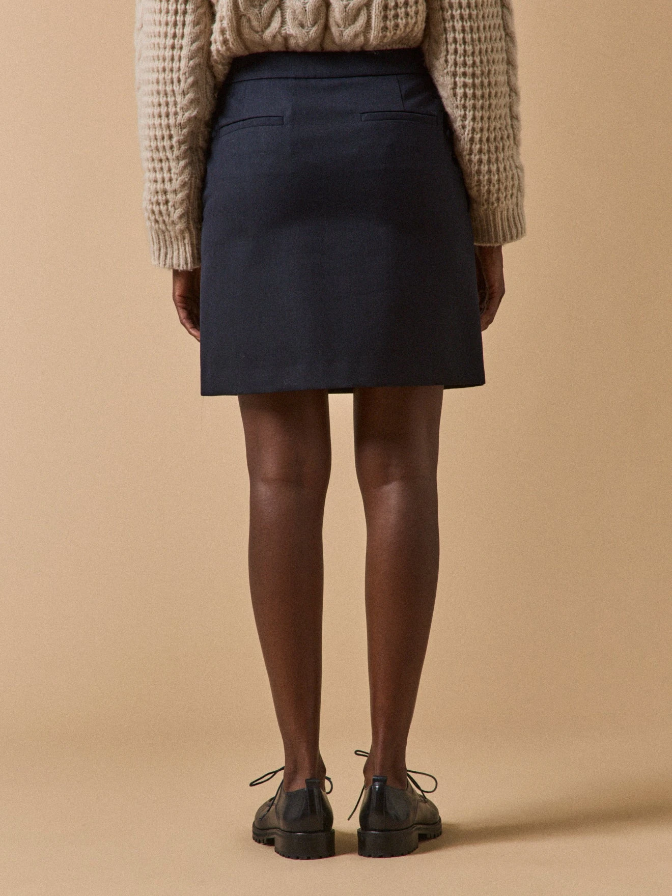 Jupe Courte à Pont Boutons Dorés Femme 4 Jupe Courte à Pont Boutons Dorés Femme – Image 2