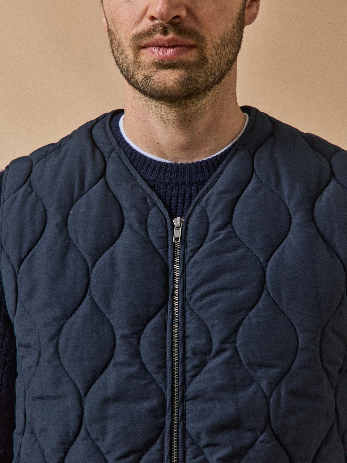 Blouson Zippé Matelassé Sans Manches Homme 5 Blouson Zippé Matelassé Sans Manches Homme – Image 3