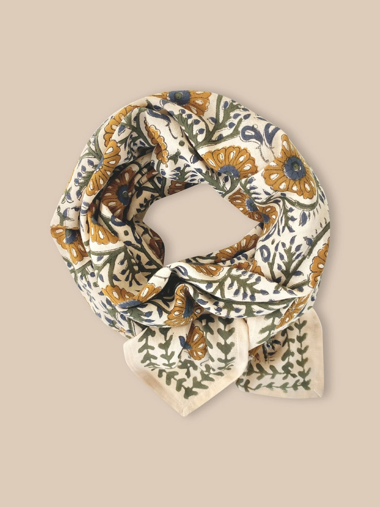 Grand Foulard LATIKA – Cyrillus X Apaches Collections 6 Grand Foulard LATIKA – Cyrillus X Apaches Collections – Image 4