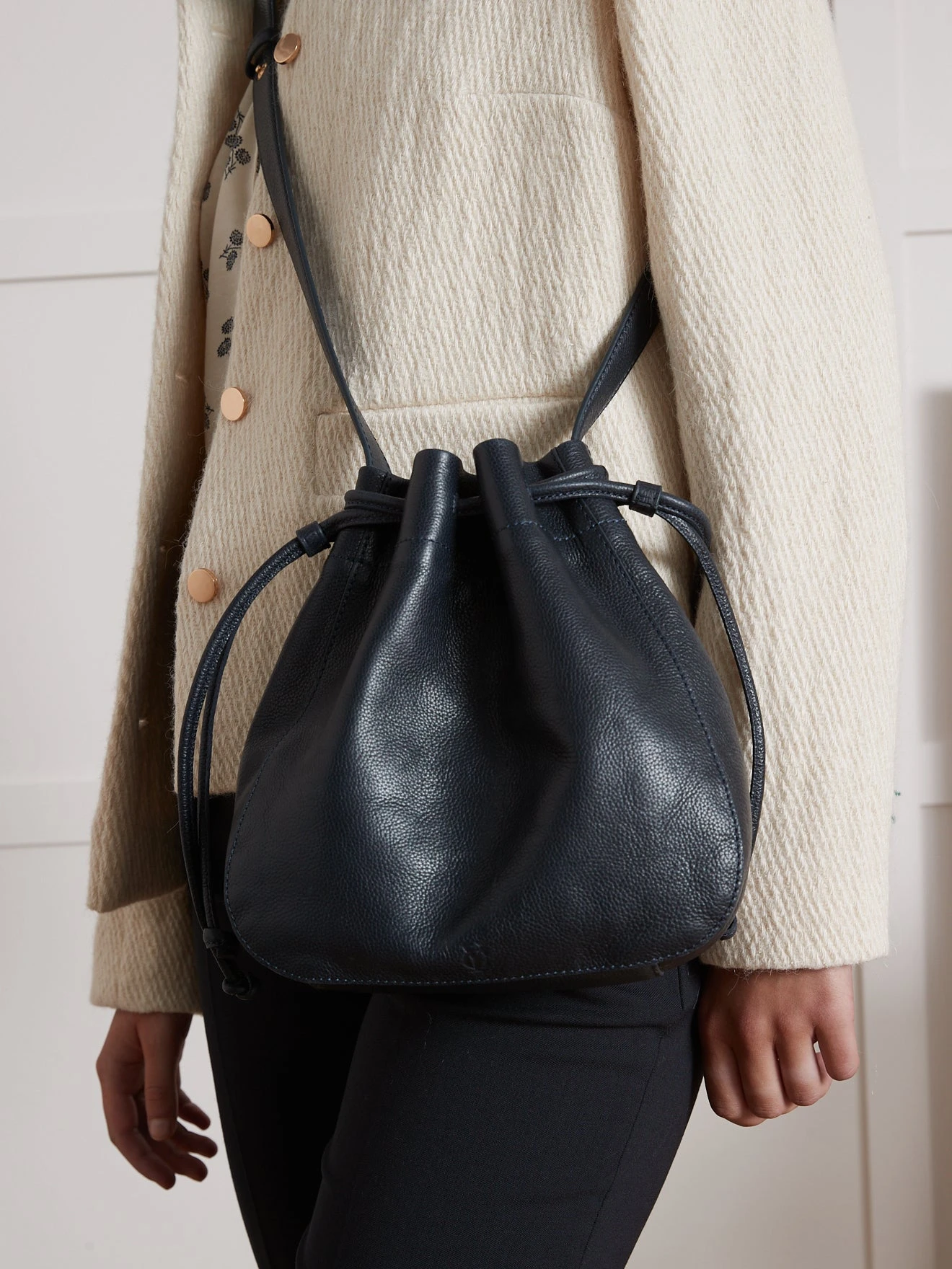 Sac Seau Femme En Cuir Souple - Collection Maroquinerie Cyrillus 7 Sac Seau Femme En Cuir Souple - Collection Maroquinerie Cyrillus – Image 5