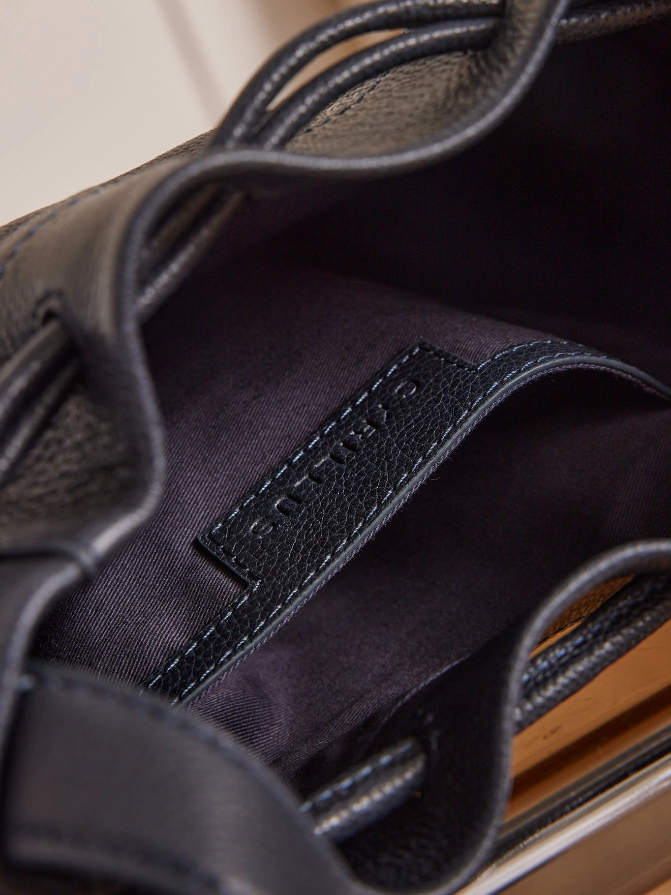 Sac Seau Femme En Cuir Souple - Collection Maroquinerie Cyrillus 6 Sac Seau Femme En Cuir Souple - Collection Maroquinerie Cyrillus – Image 4